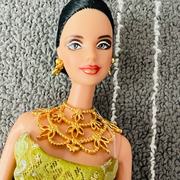 Barbie Collectibles - Exotic Beauty Barbie Doll - Never Played With - Picture 2 of 3